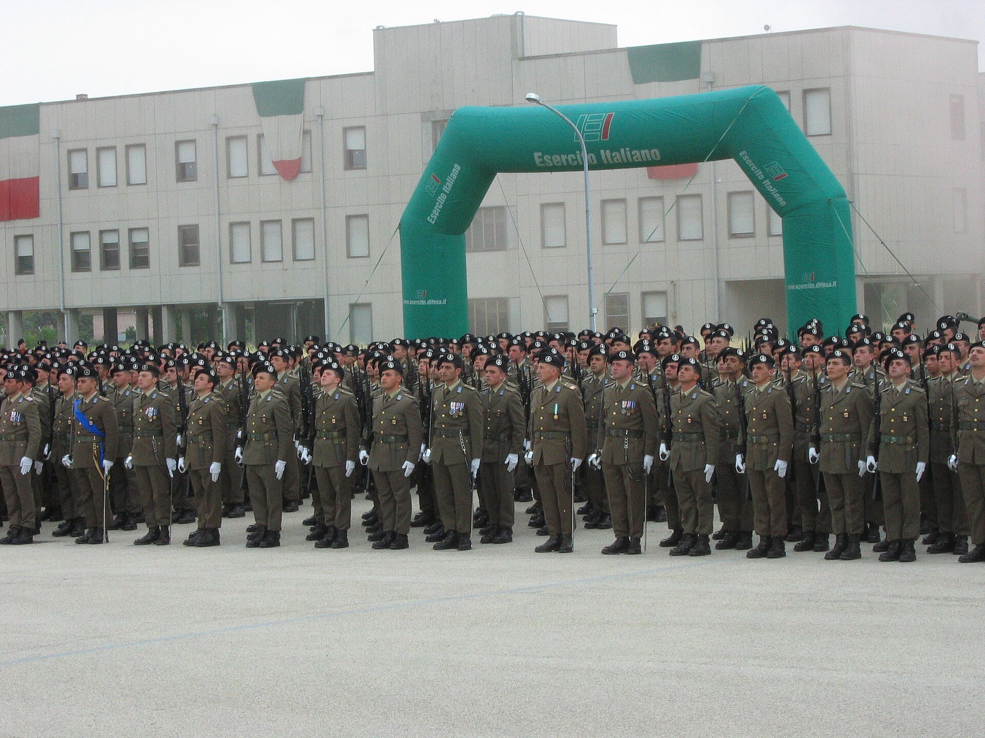 Personale dell’Esercito Italiano in uniforme schierato