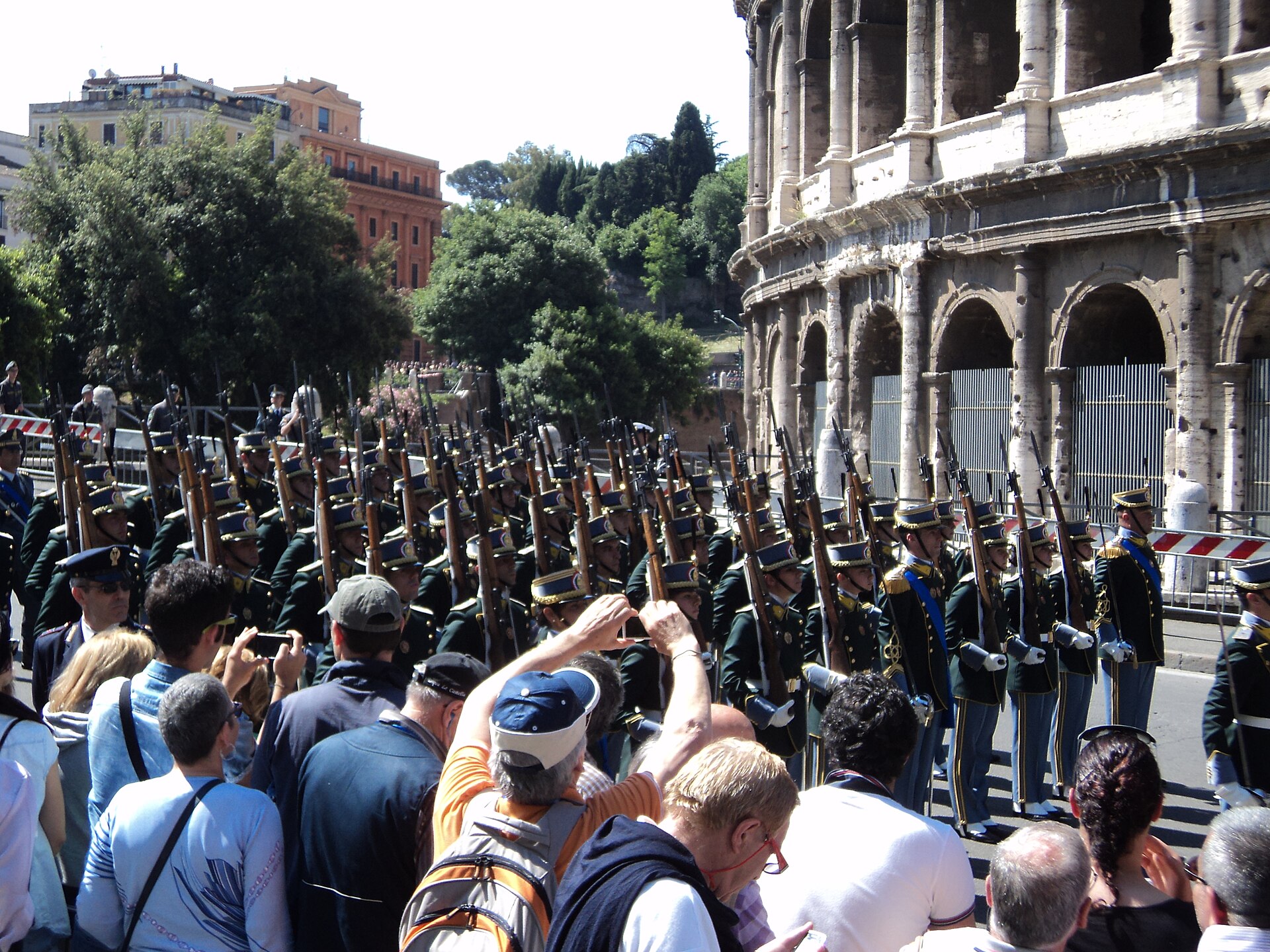 Allievi dell’Accademia della Guardia di Finanza in uniforme alla parata del 2014