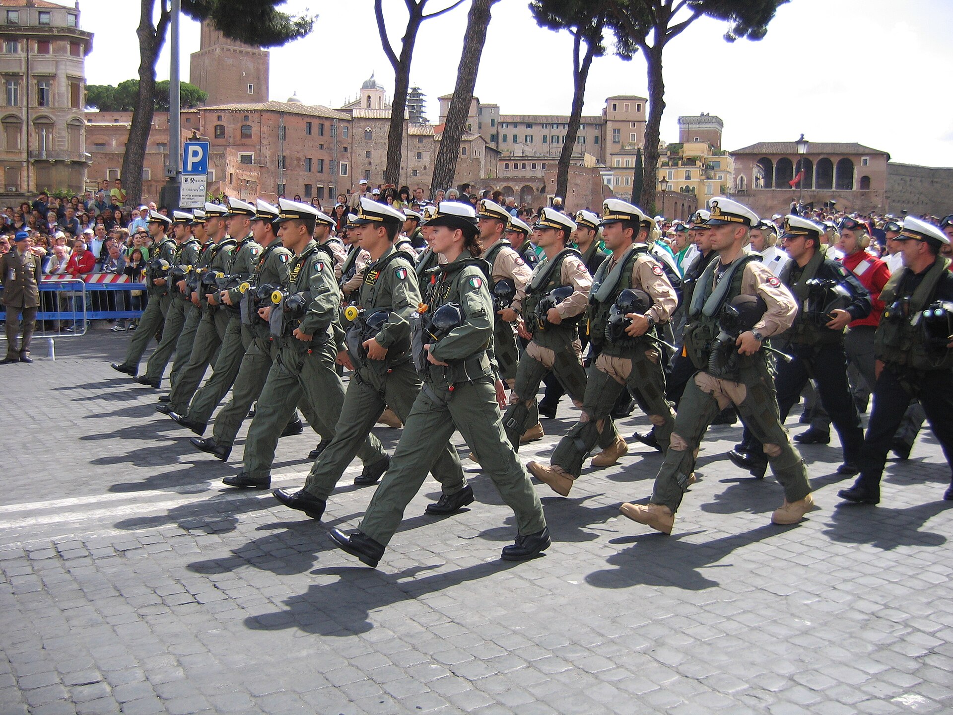 Personale dell’aviazione navale della Marina Militare in parata